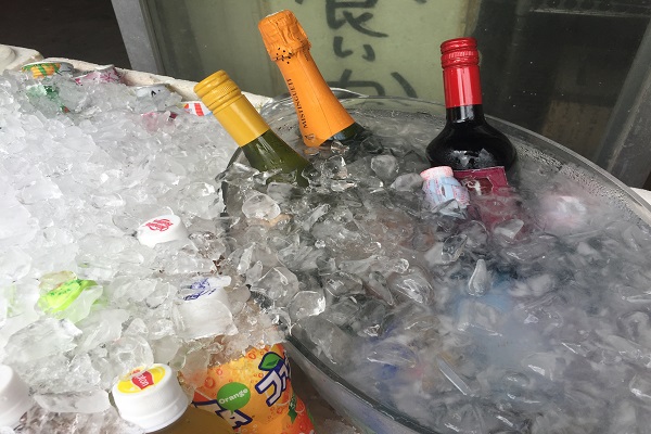 氷に埋もれたワインとジュース