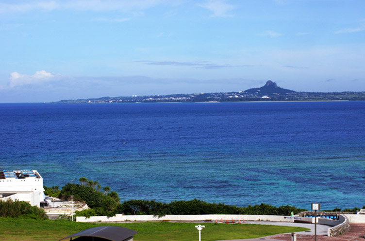 水平線上の伊江島