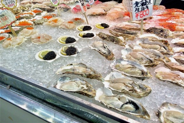 生牡蠣とランプフィッシュキャビア