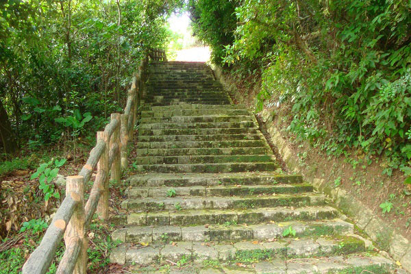 公園から末吉宮への階段
